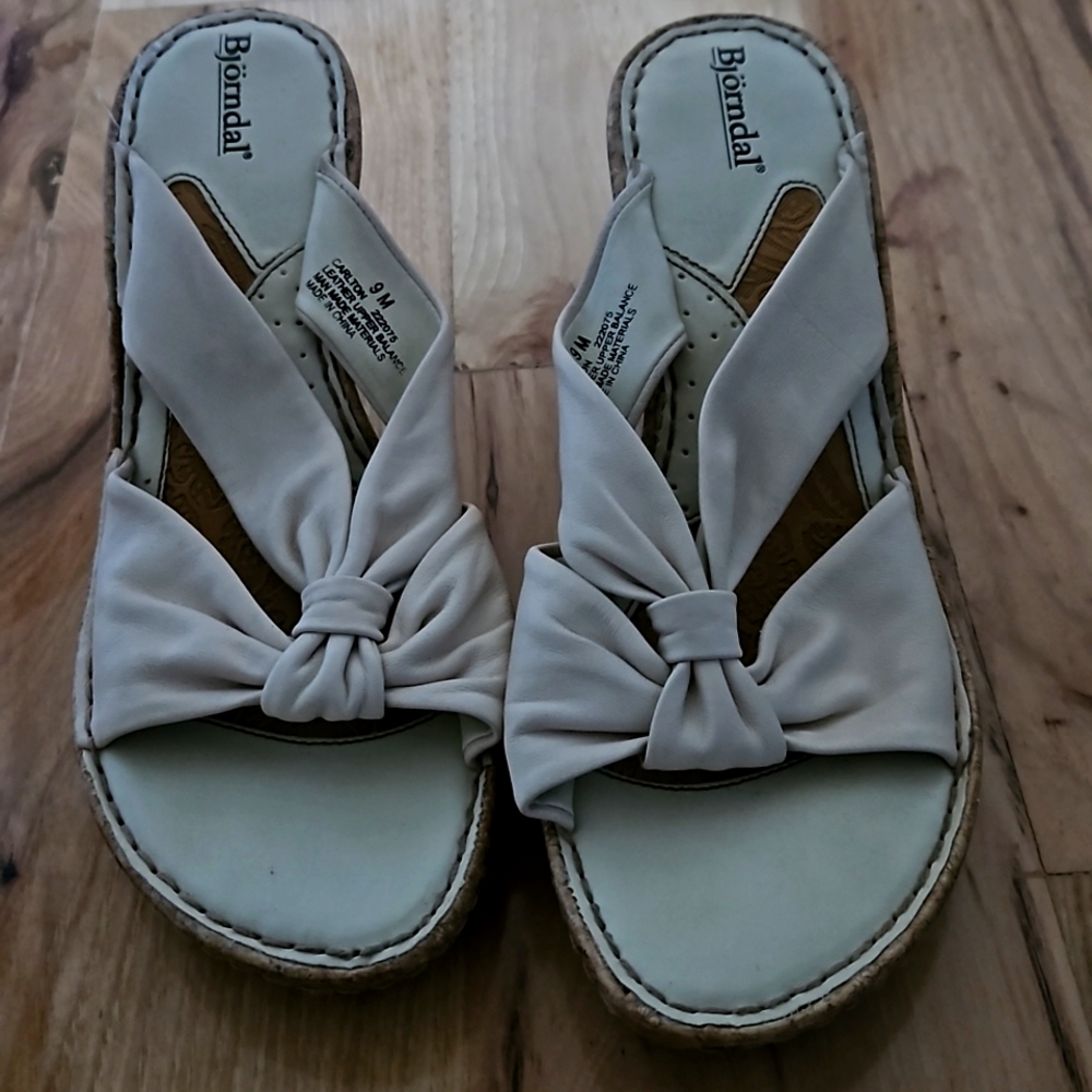 Cream wedges, size 9, leather upper balance